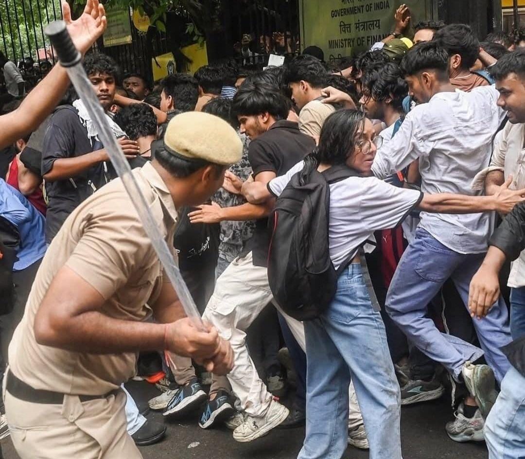 Police brutality against students protesting paper leaks at Jantar Mantar